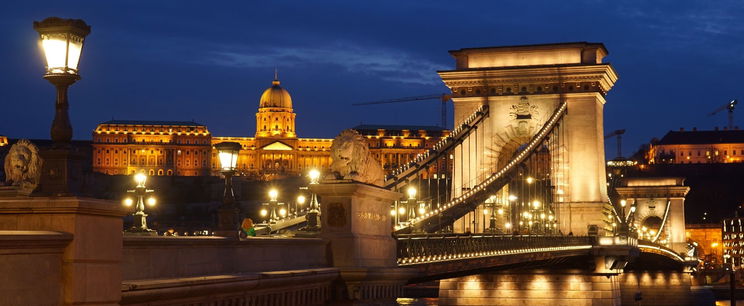 Kitört a háború Budapest belvárosában az éj leple alatt, egy pillanat alatt vált hadszíntérré a rakpart