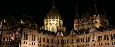 A sötétben videózta a Parlamentet a külföldi, majd hirtelen olyan történt, amitől teljesen ledöbbent