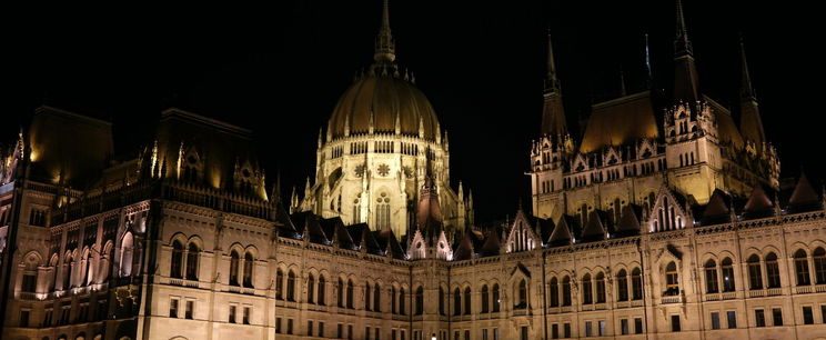 A sötétben videózta a Parlamentet a külföldi, majd hirtelen olyan történt, amitől teljesen ledöbbent