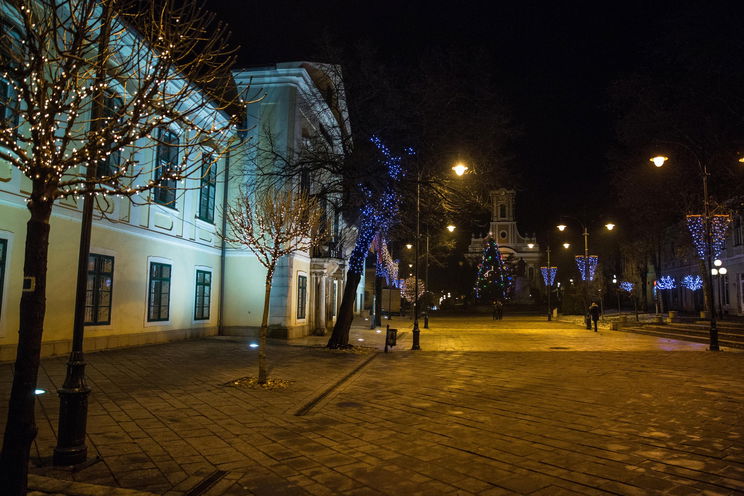 Felismerhetetlen lett egy borsodi település, többtonnás, világító monstrumok lepték el