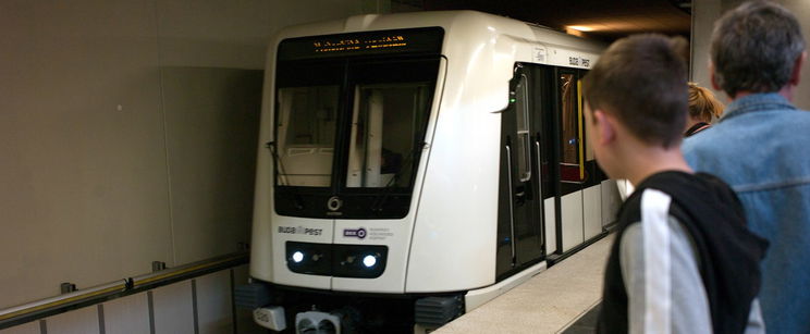 Sokkoló jelenet a 2-es metrón, cserbenhagyta az utasokat a sofőr, parancs ellenére fékezés nélkül gázolt tovább, ennek nem lett volna szabad megtörténnie