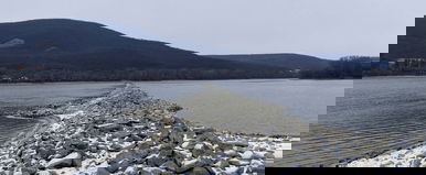 Kettényílt a Duna Magyarországon, bődületes dolog lóg ki a folyóból, a közepéig ér a látványosság