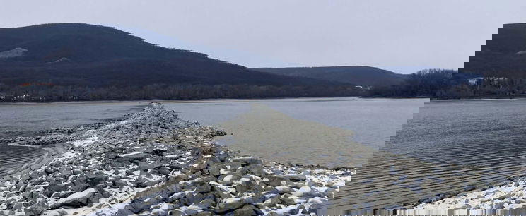 Kettényílt a Duna Magyarországon, bődületes dolog lóg ki a folyóból, a közepéig ér a látványosság