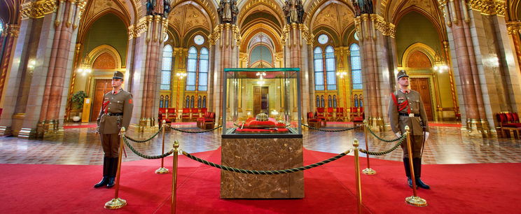 Felfoghatatlan dolgot tettek a Szent Koronával, olyan helyen kötött ki, amire nincsenek szavak