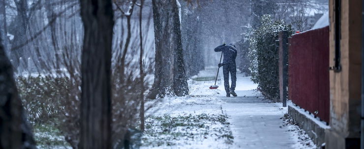 Sokkoló budapesti videó az éjszakai hóvihar után, elképesztő dolgot tett egy férfi a behavazott utcán