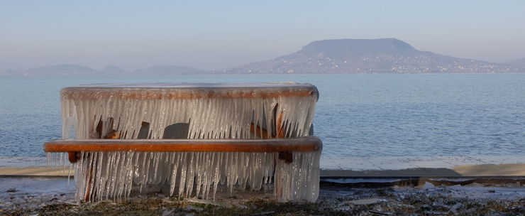 Elesett a főváros, furcsa hangokat hallanak a Balatonból – Valami rejtőzik a fagyos vízben?