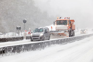 Egyre durvább a hóhelyzet, több vármegyében már a hadsereget is be kellett vetni, veszélyben a munkába jutás
