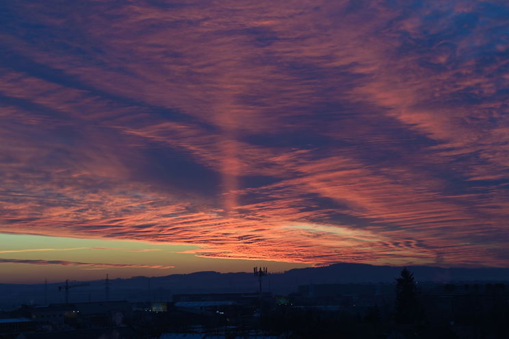 Vakító fényjelenség sokkolta az országot, kamerák rögzítették, azonnal beindultak a találgatások