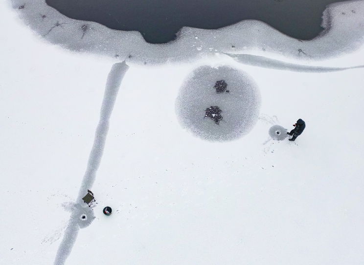 Döbbenetes dolog jelent meg a befagyott Balaton tetején, erre a látványra alig készülhettünk fel