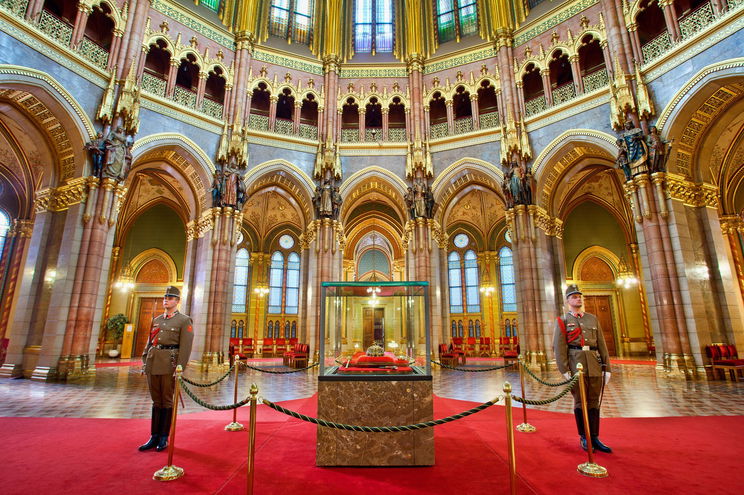 Titkos feliratot találtak a magyar Szent Koronán, ez átírja ez emberiség történetét