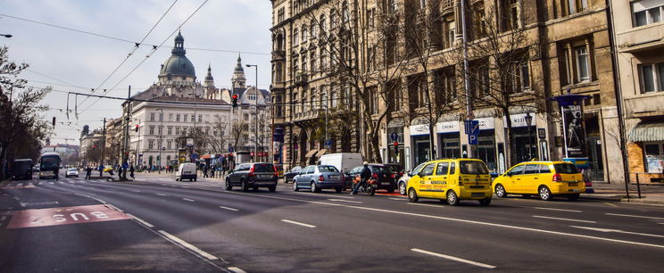 Sokkot kaptak az autósok Budapesten, valami egészen különös dolog bukkant elő az aszfalt alól, senki nem hitt a szemének