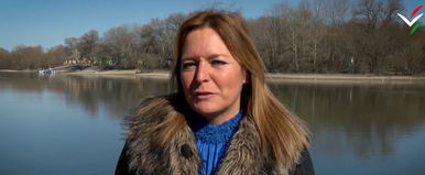 Így néz ki Vitályos Eszter testvére, a hasonlóság őrületes, összekevered őket hirtelen, a Fidesz Kongresszuson álltak egymás mellé