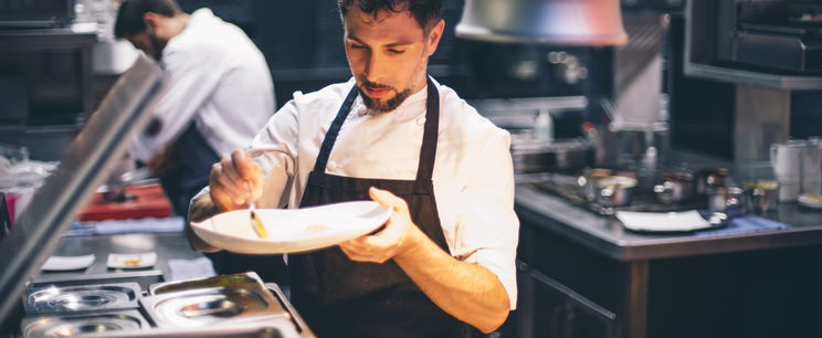 Durva dolog történt Szilveszter éjjelén - olyan ételt kínáltak a magyar luxushotelben, amitől mindenki szava elállt, bejelentés lett belőle