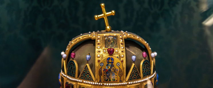 Ezért ferde a Szent Korona keresztje, kiszivárgott az iszonyatos igazság, amelyet nem mertek leírni sokáig