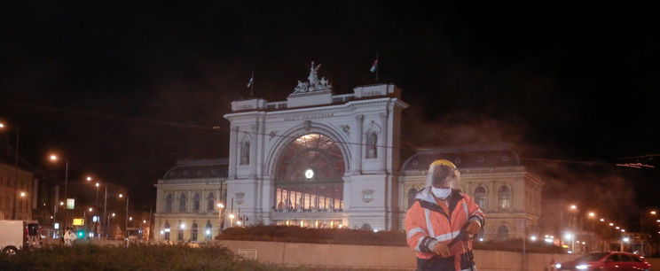 Lángok csaptak föl a Keleti pályaudvarnál, egy vonat miatt kerültek veszélybe az utasok