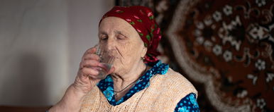 Magyar pálinkát itattak a külföldi családdal, a nagymama reakciójától mindenki padlót fogott