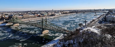 Sziget méretű gigantikus jég úszott végig a Dunán Budapesten, aki a parton volt ledermedt