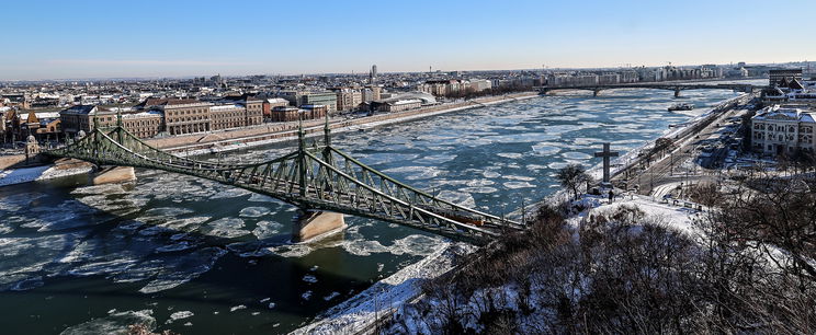 Sziget méretű gigantikus jég úszott végig a Dunán Budapesten, aki a parton volt ledermedt