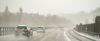 Kegyetlen idő szakad ránk, két részre hasad az ország, egyes helyeken enyhülés jön, más helyeken fagyás, az időjósok figyelmeztetnek minket