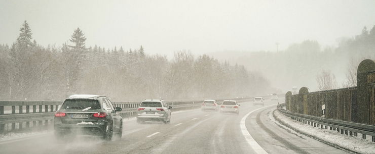 Kegyetlen idő szakad ránk, két részre hasad az ország, egyes helyeken enyhülés jön, más helyeken fagyás, az időjósok figyelmeztetnek minket