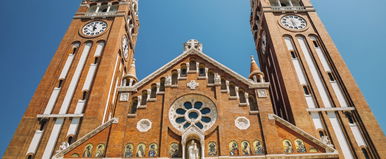 Iszonyatos botrány a Szegedi Dómban? A Vatikán is elhűl attól, amit Szűz Mária visel a falon