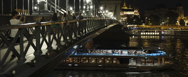 Ez a hajó lehet a bizonyíték, felvétel jöhet a Lánchídról, ki zuhant bele a Dunába