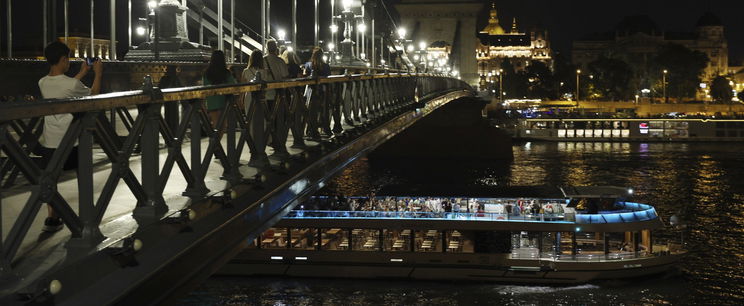 Ez a hajó lehet a bizonyíték, felvétel jöhet a Lánchídról, ki zuhant bele a Dunába