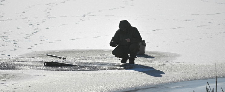 Figyelmeztettek a szakértők, brutális felvételek, egy horgász életéért küzdöttek a beszakadt tavon