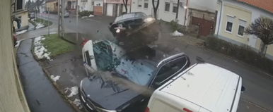 Horrorbaleset Gyöngyösön, mindent rögzített a kamera, métereket repült az autó