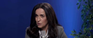 Orbán Anita angolul szólalt meg, az egész terem elcsendesedett, kiszivárgott a videó