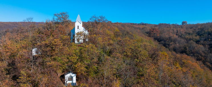 Elhagyatott magyar templomra bukkantak egy erdő mélyén, olyat találtak alatta, amiről nem beszélhettek