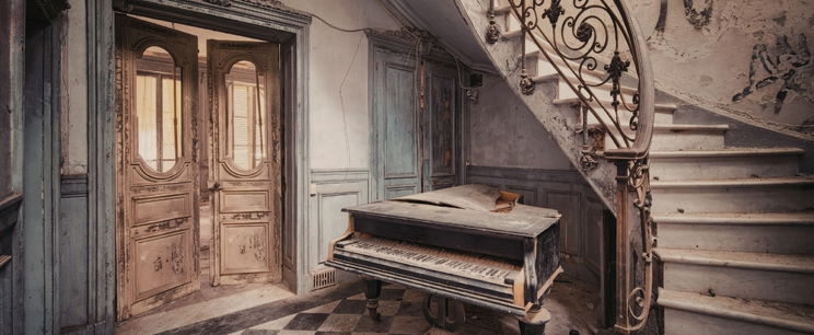 Így néz ki belülről az elhagyatott magyar luxusvilla, lefordulsz a székről attól, amit benne találtak