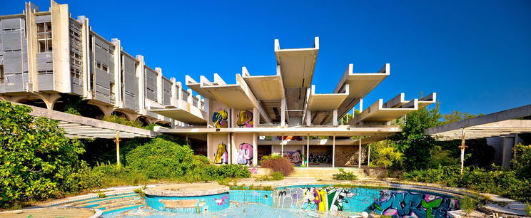 Felbontatlan levelet találtak a balatoni szellemhotelben, döbbenetes mit írtak benne a 7 éve bezárt hotel részére