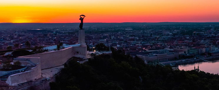 Eltűnt Budapest tetejéről a Szabadság-szobor egyik része, totális a csonkítás és letaglózó a látvány