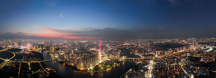 Panelház méretű magyar zászló villant fel Vietnám közepén, piros fehér zöldben úszott Ázsia egy pillanatra