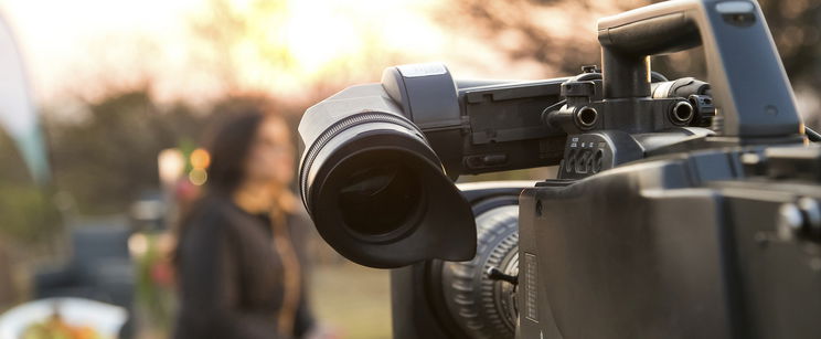 Dermesztő baki akasztotta meg a köztévé élő adását, ilyen még a világon nem fordult elő