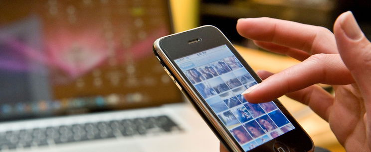 Van egy apró fekete pötty a mobilod előlapján, erre való, ettől lefordulsz a székről rögtön