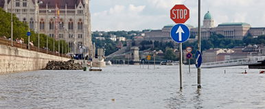Budapestet elöntötte a víz, egy egész kerület úszott el, hömpölyög a víz az utcákon