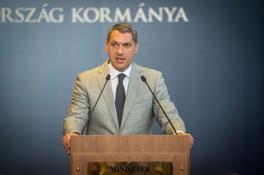 Alekosz páros lábbal szállt bele Lázár Jánosba, a WC-kefés botrány kapcsán óriási bajba került a Fidesz