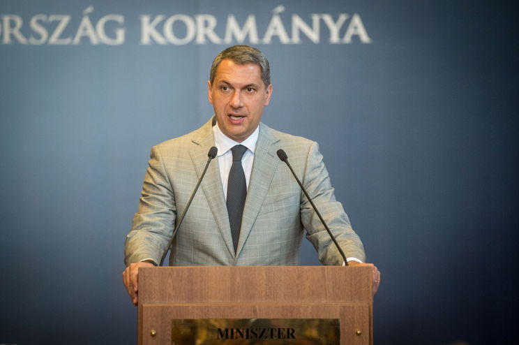 Alekosz páros lábbal szállt bele Lázár Jánosba, a WC-kefés botrány kapcsán óriási bajba került a Fidesz