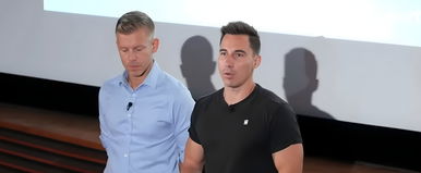 Megvan a pontos cím, a radnaimark.hu titkos fotója egy bárki által kibérelhető budapesti luxusapartmanban készült, különös helyen van