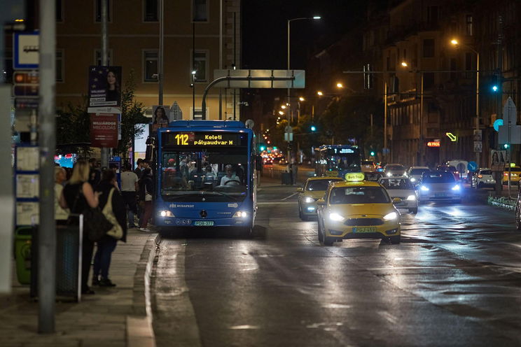 Belekötöttek a budapesti buszsofőrbe, könnyezve sírás lett a vége
