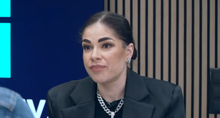 Itt a videó Gáspár Evelinről, így beszél külföldi nyelven, tisztán hallani a kiejtését