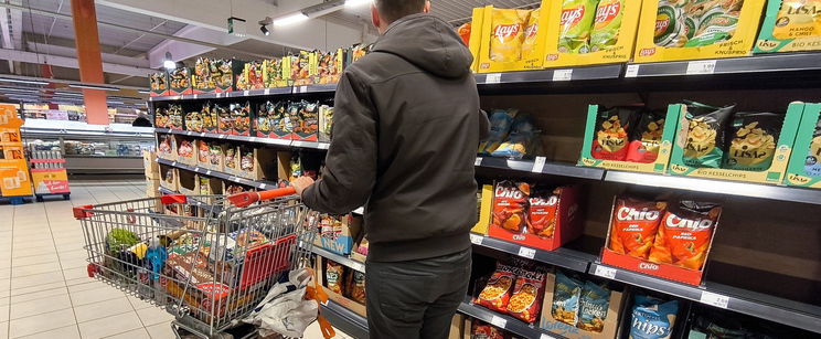 Így sakkozzák ki a pénzt a zsebedből a hazai szupermarketek, a kormány már listázza a tetteseket