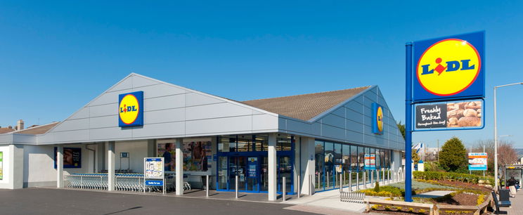 Megrohamozzák a hazai boltokat, kétezer forint alatt szórják a slágerterméket, mindenki ezt keresi