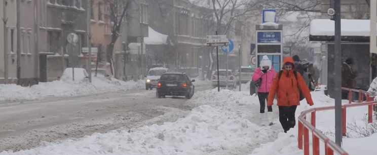Hókáosz az országban, Nyugat-Magyarország teljesen elesett, a határokat is lezárták, Sopronban csak így lehet közlekedni