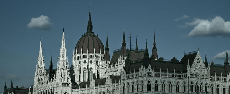 Harsogott a magyar parlament a skót dudától, mintha Edinburghban lennénk