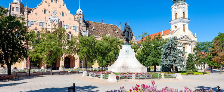 Világszenzáció Kecskeméten az utcán, olyan hatalmas tárgy jelent meg a város közepén, ami csak kevés helyen van