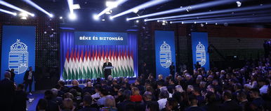 Élő adásban vetkőzni kezdett egy politikus a színpadon, nagyon beleélte magát a beszédébe, botrányba fulladt a Fidesz gyűlése