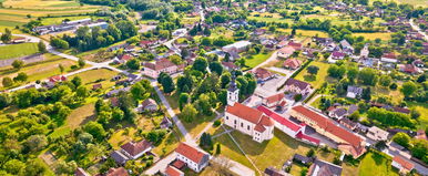 Tömegével özönlenek a külföldiek ebbe a kis nógrádi faluba, mindegyikük ide akar költözni, rendkívüli dolog miatt döntenek így